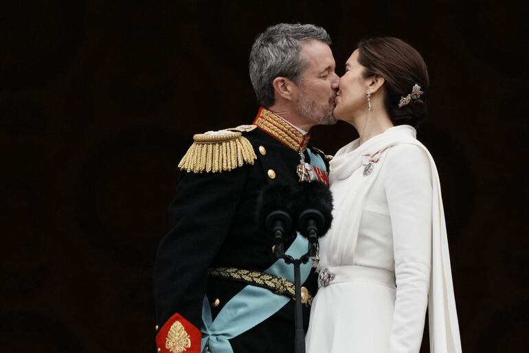 El rey Federico X y la reina María se besan en el balcón tras la proclamación de Federico como nuevo rey de Dinamarca, en la plaza del Palacio de Christiansborg en Copenhague.