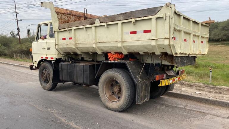 Camión que transportó un llamativo tanque con diesel. (gentileza).