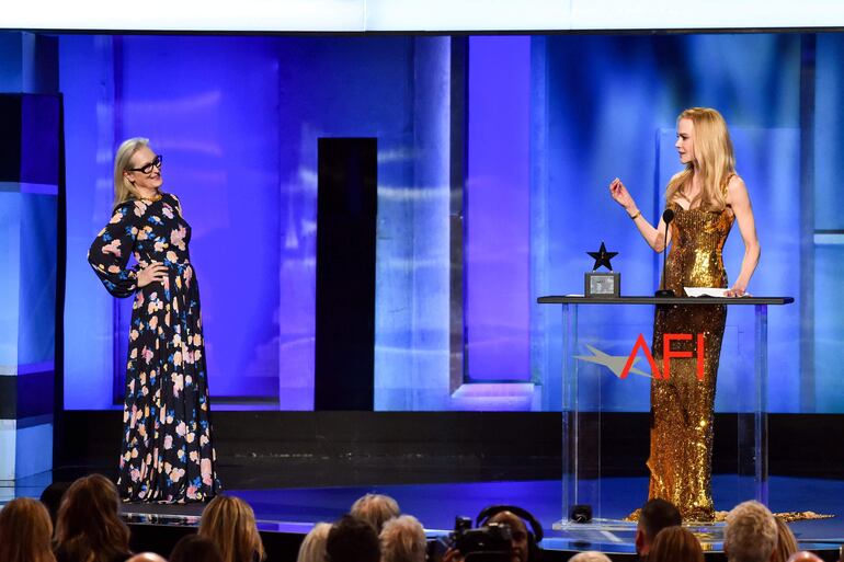 Nicole Kidman recibió el AFI Lifetime Achievement Award de manos de Meryl Streep. (Alberto E. Rodriguez/Getty Images/AFP)
