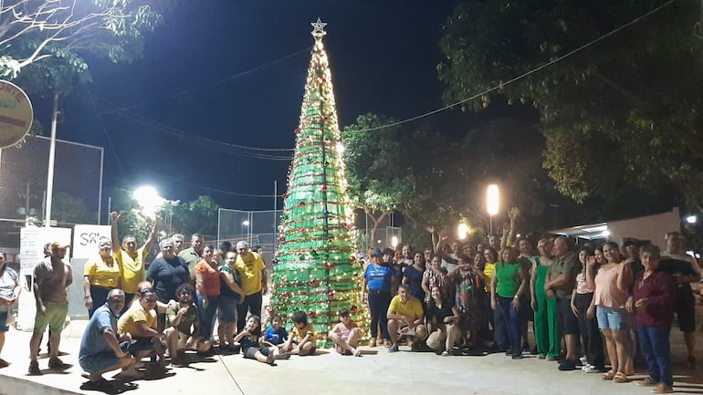 Vecinos encienden árbol de navidad y comparten una cena de fin de año