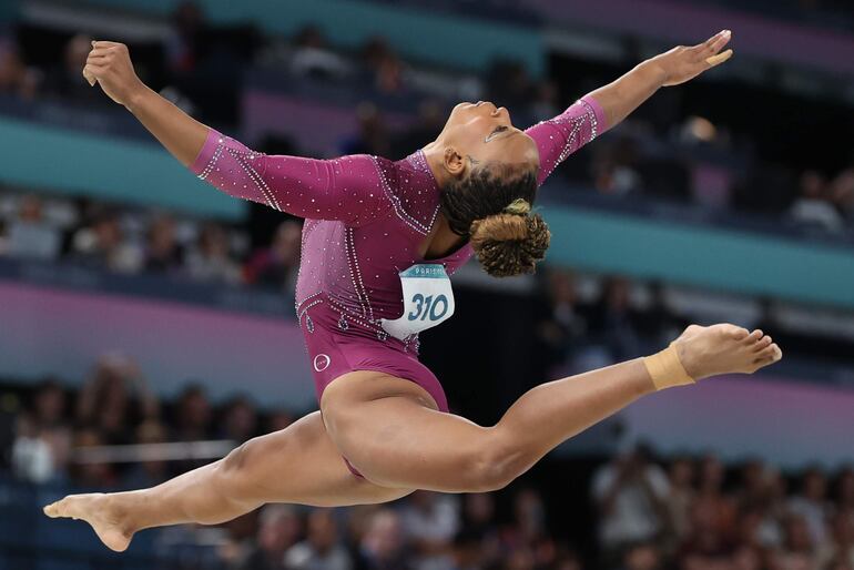 La gimnasta brasileña Rebeca Andrade durante su participación en la final femenina de barra de equilibrio de gimnasia artística de los Juegos Olímpicos de París 2024, en el pabellón Bercy Arena, este lunes, en París.