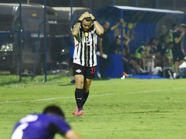 Héctor Villalba, jugador de Libertad, celebra un gol en el partido frente a Tacuary por la duodécima fecha del torneo Clausura 2024 del fútbol paraguayo en el estadio Facundo Deleón Fossati, en Villa Hayes, Paraguay.