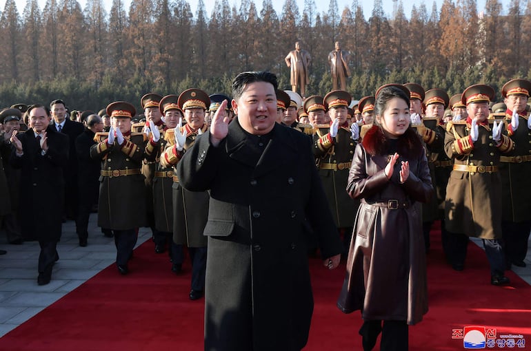 El presidente ruso, Vladimir Putin, regaló al líder norcoreano, Kim Jong-un, un coche hecho en Rusia como “demostración de las especiales relaciones personales” entre ambos, dijo la prensa oficial de Pyongyang.