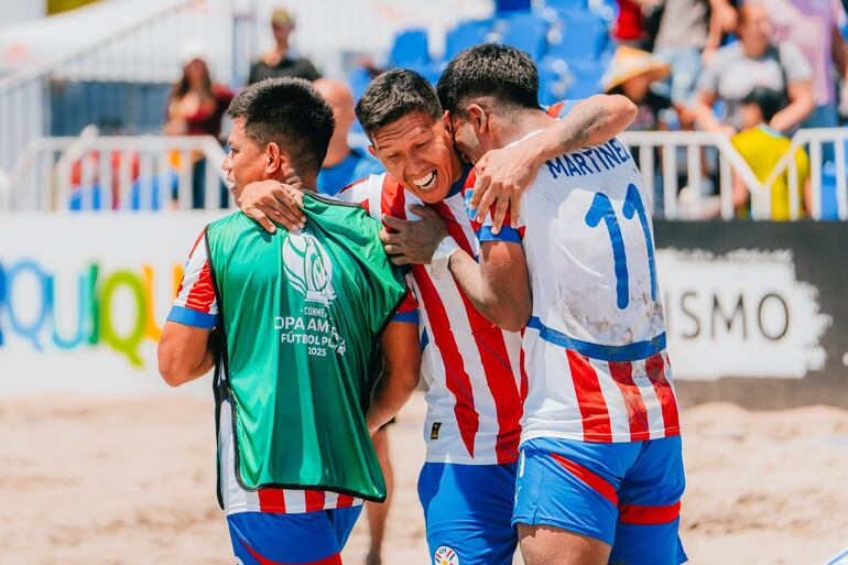 Los jugadores de la selección paraguaya festejan el triunfo ante Brasil por la cuarta fecha del Grupo B de la Copa América de Fútbol Playa Chile 2025 en el Arena Cavancha, en Iquique, Chile.