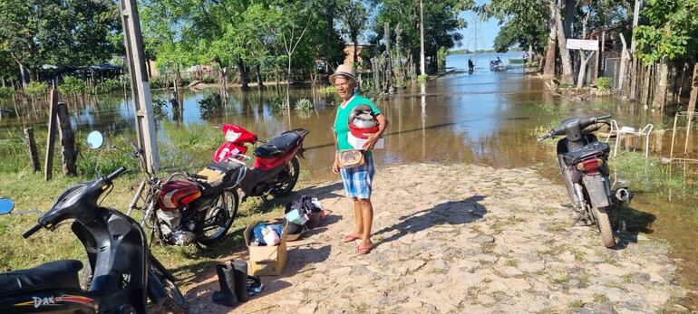 Este lunes están abandonando sus viviendas unas 60 familias en la zona baja de Villa Florida.