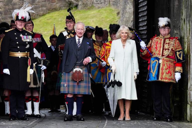 Carlos III y Camila en el Castillo de Edimburgo. (Jane Barlow / POOL / AFP)