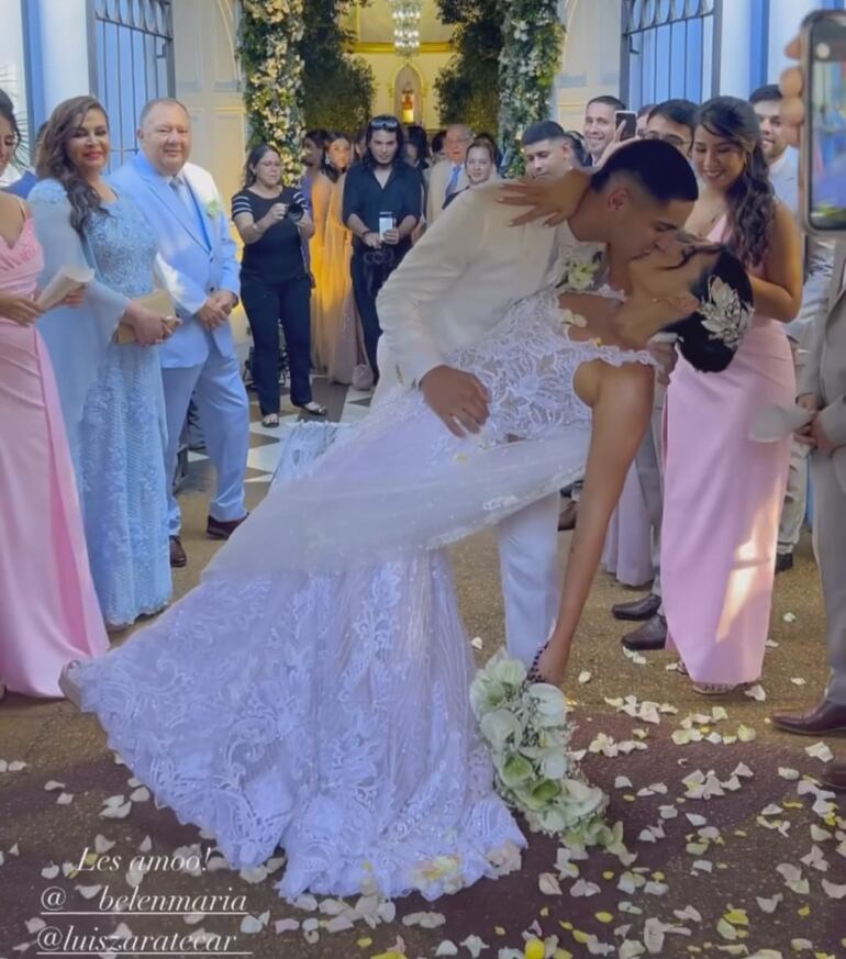 Romántica postal, Luis Zárate y Belén Samudio en el atrio de la Catedral de San Lorenzo. (Captura de la historia de Instagram de Belén Samudio)