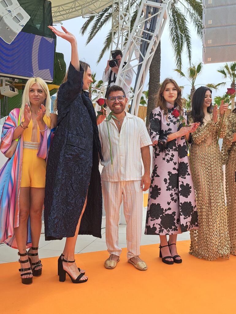 Dany Bogado posa junto a unas diseñadoras que también participaron del desfile en Ocen Beach Ibiza. (Gentileza)