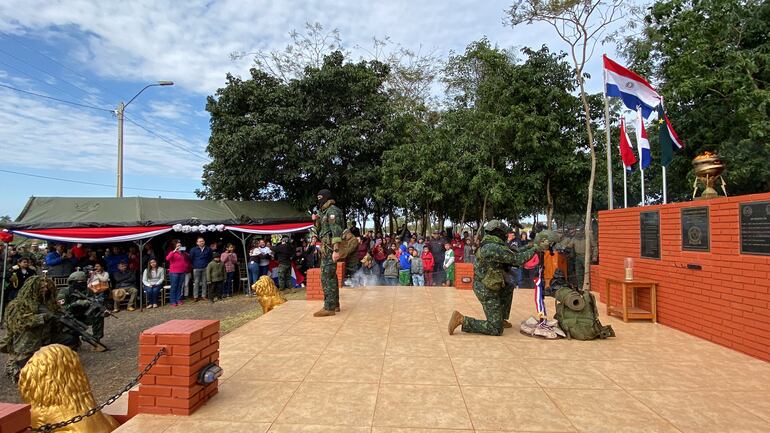 Momento del acto efectuado por  miembros de las fuerzas especiales del CODI, con  la interpretación de un poema.