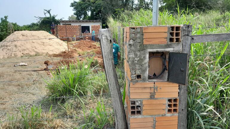 La construcción en un terreno municipal en la ribera del río Paraguay en la localidad de San Antonio. La instalación eléctrica no cuenta con medidor.