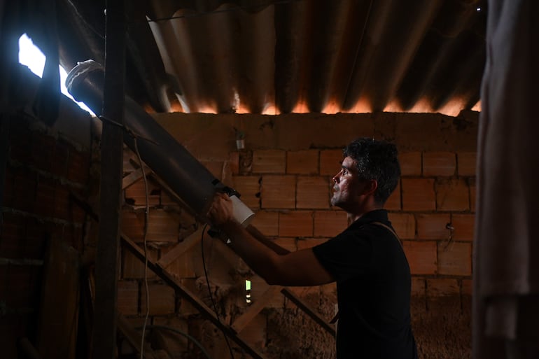 El profesor Rodrigo Gurgel, coordinador del Laboratorio de Parasitología Médica y Biología de Vectores, utiliza un extractor de aire para capturar mosquitos en el barrio Santa Luzia, a las afueras de Brasilia (Brasil). Investigadores brasileños han puesto en marcha un método para luchar contra el mosquito transmisor del dengue que utiliza al mismo insecto como caballo de Troya para diseminar un larvicida, en medio de la peor epidemia de esta enfermedad en la historia del país. La técnica consiste en un recipiente lleno de agua en el que colocan una tela impregnada de larvicida que, si bien no mata a los mosquitos, acaba con las larvas de los criaderos.