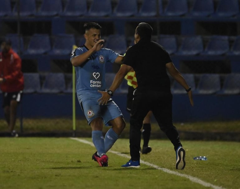 Ángel González celebrando su gol con su entrenador, Carlos Recalde.