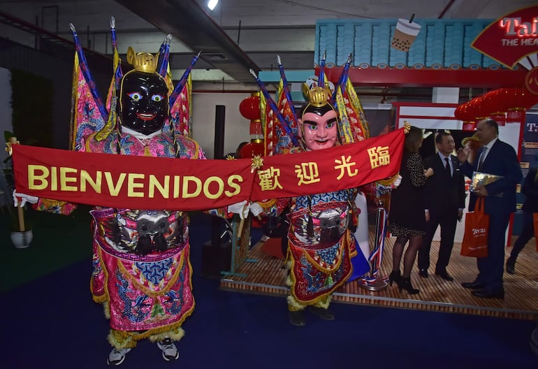 Divertidos personajes en el stand de China (Taiwán).