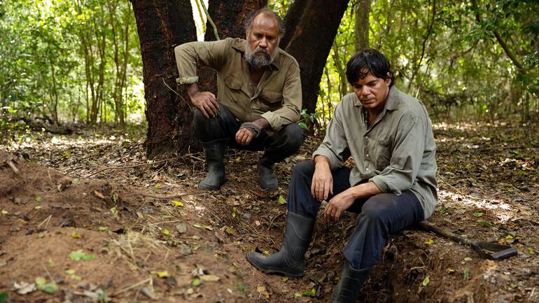 Éver Enciso y Aníbal Ortiz en una escena de  la película “Matar a un muerto”. La trama se centra en dos hombres dedicados a enterrar cadáveres, en forma clandestina, durante la dictadura.