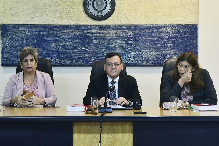 Tribunal de Sentencia integrado por los jueces Laura Ocampo (izq.), Fabián Weisensee (presidente) y Cándida Fleitas.