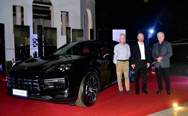 Camilo Carrizosa, Miguel Carrizosa y Manuel Carrizosa durante la presentación del nuevo Porsche Cayenne.