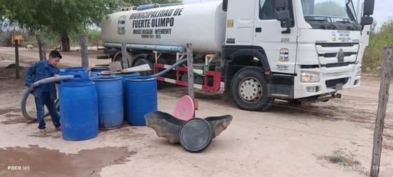 El camión cisterna de la Municipalidad no para en la distribución de agua potable a las comunidades afectadas y agua cruda a los pequeños ganaderos.