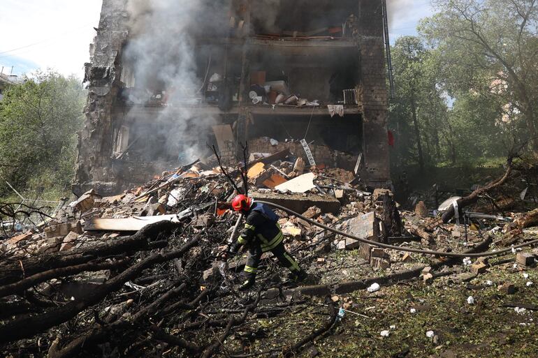 Un bombero ucraniano trabaja en el sitio de un impacto de misil, este lunes en Kiev.