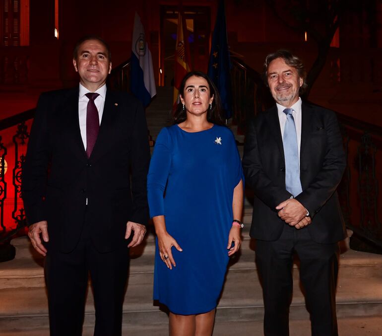 El Canciller Nacional, Julio César Arriola Ramírez; la embajadora de España, Carmen Castiella Ruiz de Velazco y Fredrik Sterner.