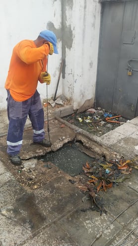 Essap apoyó a la Penitenciaría del Buen Pastor en tareas de destranque de cañerías internas, pero aclaró que no es su responsabilidad.