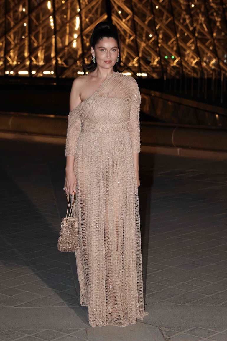 La actriz y modelo francesa Laetitia Casta posando para las fotos a su llegada al evento anual de recaudación de fondos "Le Grand Diner du Louvre". (Thibaud MORITZ / AFP)