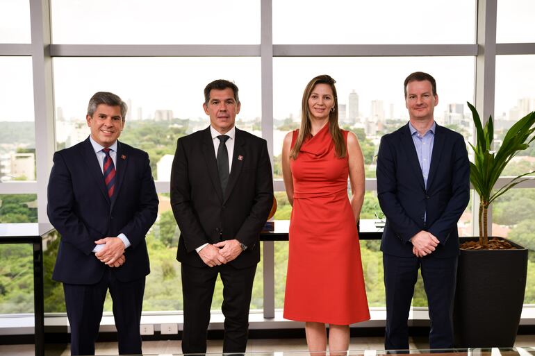 Hernando Lesme, gerente general, y Miguel Ángel Zaldívar, presidente de Banco Atlas, Helena De La Torre, regional manager, y Rogerio Santos, senior investment office de IFC.