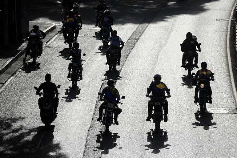 Los llamados "colectivos" chavistas, civiles a los que el gobierno de Nicolás Maduro entregó armas, recorren las calles de Caracas, capital venezolana. 