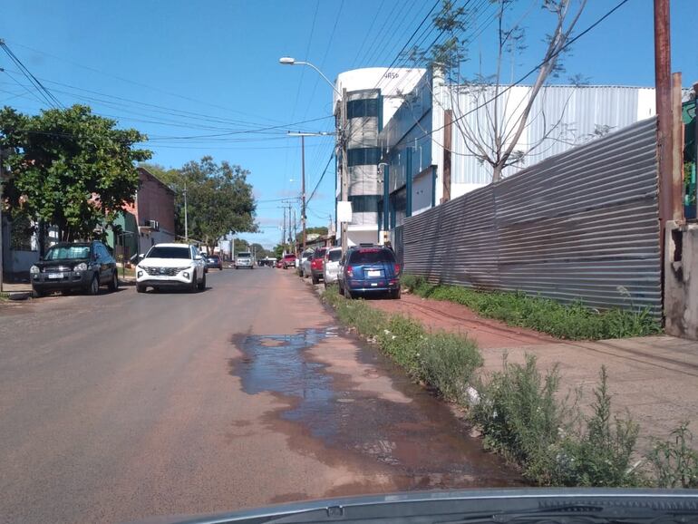 Autos sobre las veredas de la Calle Tte. Rojas Silva, entre Progreso y Herminio Giménez, Fernando de la Mora zona sur.