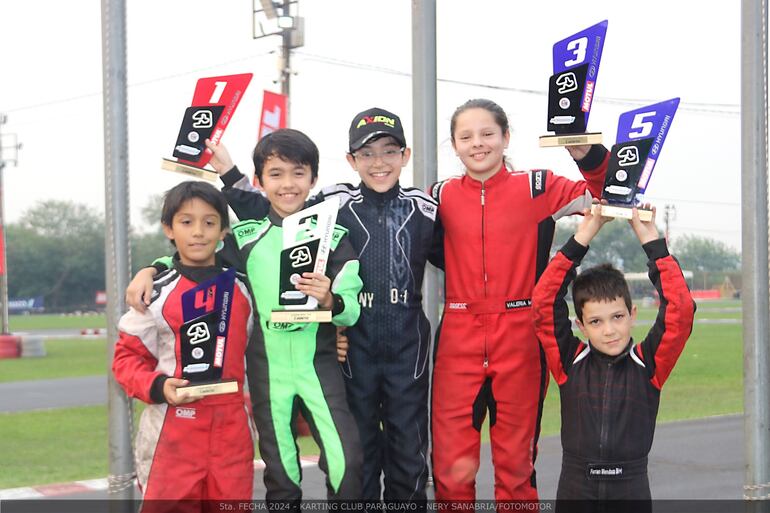 Felices y celebrando en el podio tras la carrera del sábado, protagonistas de la categoría Cadete.