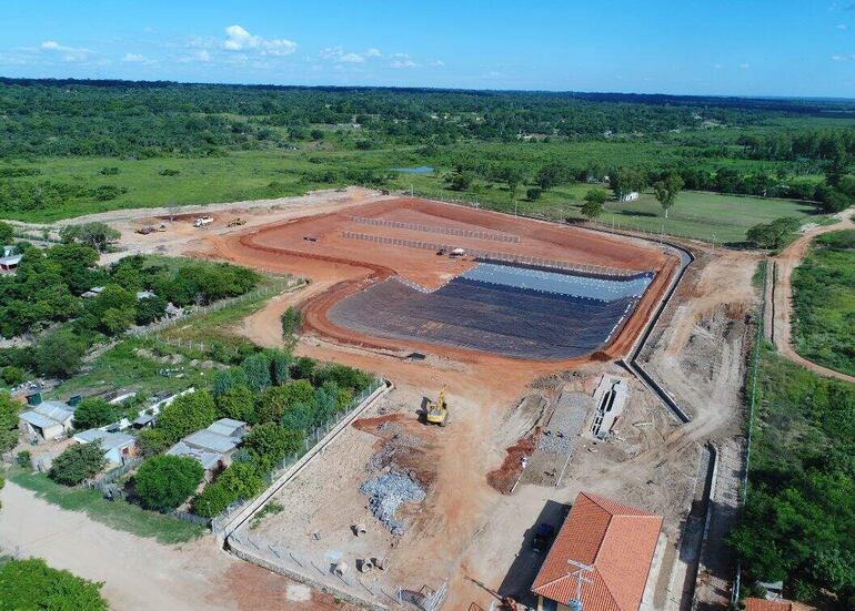 La laguna facultativa avanza con el trabajo de colocación del geotextil y la geomembrana.