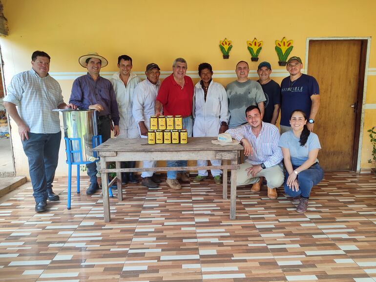 Miembros del Comité Santa María, de Caazapá, muestran orgullosos sus primeros tarros de miel.