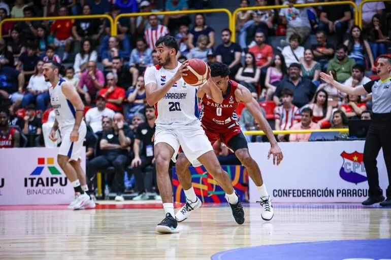 Alen “Tuku” Suárez administra el balón en el juego contra Panamá.