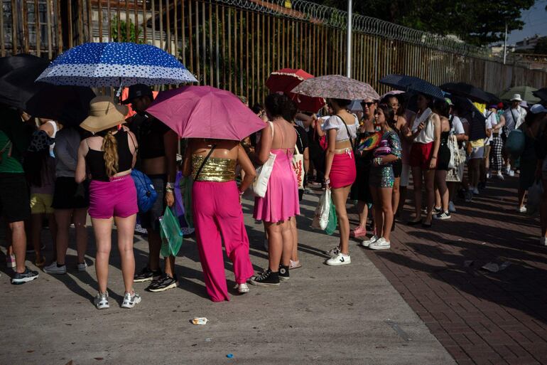 Fans de Taylor Swift frente al Estadio Olímpico Nilton Santos de Río de Janeiro, Brasil. La cantante culminó ayer su gira latinoamericana tras presentarse en la ciudad brasileña de Sao Paulo.