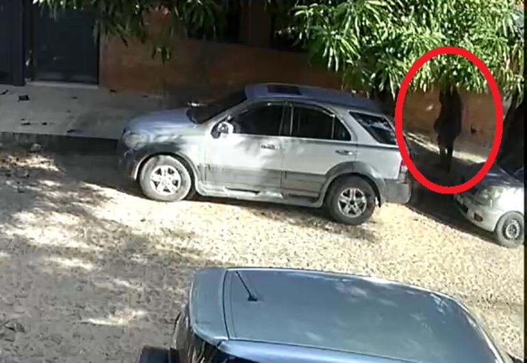 Captura de video donde se observa al hombre que robó la camioneta.