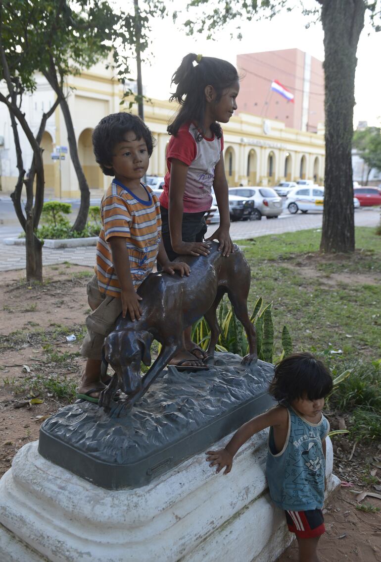 La estatua del barcino coli en la Plaza de la Constitución. Se identifica con el perro comunitario bien paraguayo.