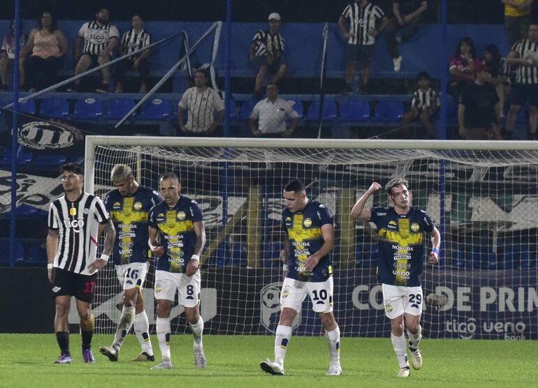 Momento en que los jugadores de  Trinidense celebran el segundo gol, el doblete de Tomas Rayer (29). Al final, los de Trinidad pasaron de la alegría a la desazón.