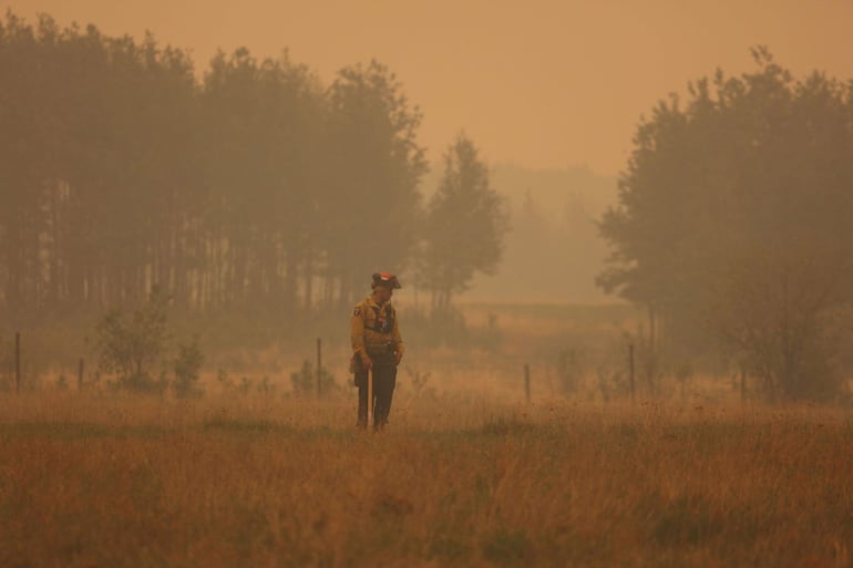 Sturgeon Lake (Canada), 08/06/2023.- A handout photo made available by Alberta Wildfire showing a firefighter at one of scores of wildfires burning across multiple Canadian Provinces in Sturgeon Lake Cree Nation, Alberta, Canada, 08 June 2023. Smoke from the ongoing Canadian wildfires continues to impact air quality conditions across multiple major US cities. (Incendio) EFE/EPA/ALBERTA WILDFIRE HANDOUT HANDOUT EDITORIAL USE ONLY/NO SALES
