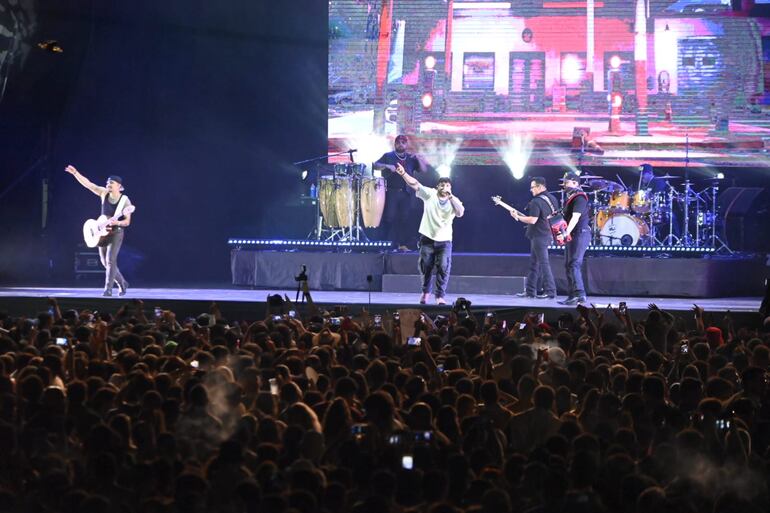 El Grupo Frontera en el escenario del festival Asunciónico.