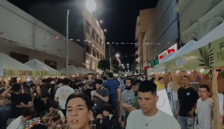 Gran cantidad de personas en calle Palma tras la Final de la Copa Sudamericana.