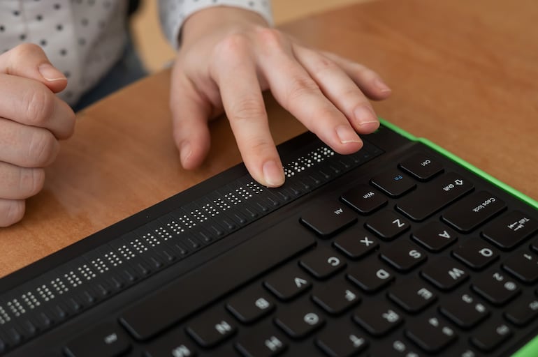 Dispositivo inclusivo. Teclado de computadora con sistema Braille.