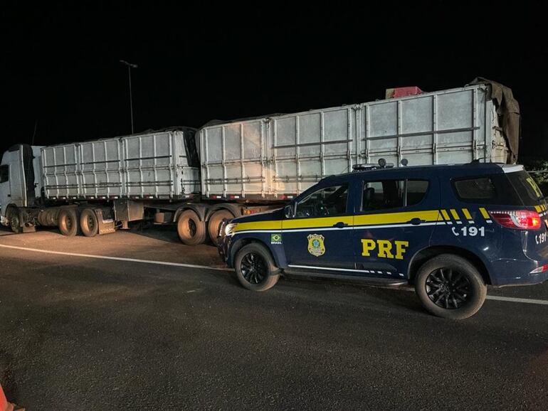 Camion bitren repleto de cigarrillos contrabandeado de Paraguay por Saltos del Guairá retenido por la Policia Rodoviaria Federal de Guaíra, Brasil