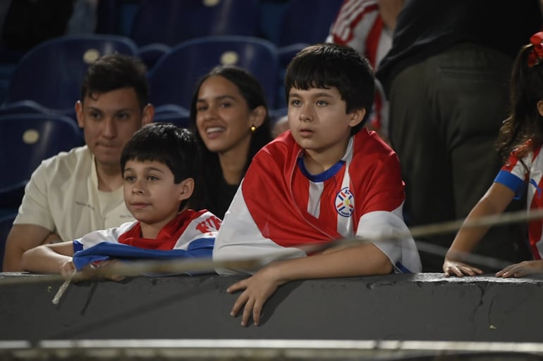 Los hinchas paraguayos en el estadio Defensores del Chaco en la previa del partido frente a Venezuela por las Eliminatorias Sudamericanas 2026.