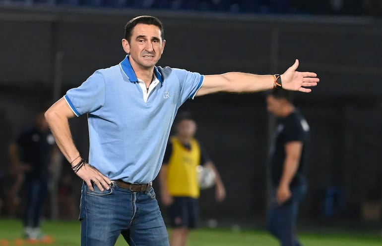 El español Manolo Jiménez, entrenador de Cerro Porteño, en el partido frente a 2 de Mayo de Pedro Juan Caballero por la fecha 13 del torneo Clausura 2024 del fútbol paraguayo en el estadio Defensores del Chaco, en Asunción.