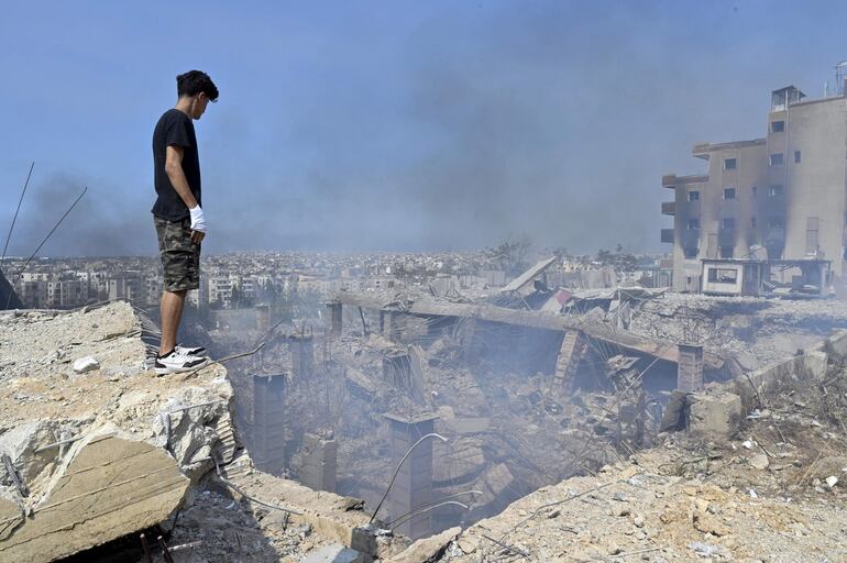 FOTODELDÍA BEIRUT (LÍBANO), 28/09/2024.- Un joven observa la destrucción causada por los ataques israelíes en los suburbios del sur de Beirut, Líbano este sábado. EFE/ Wael Hamzeh
