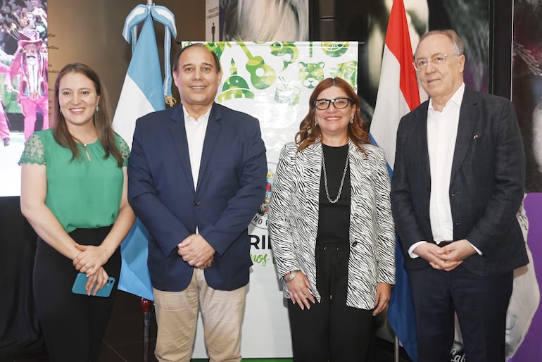 Deisy Varela, representante de Senatur; Augusto Costaguta, subsecretario de promoción turística de Argentina; Mónica Masulli, CEO de Tuti, y Guillermo Nielsen, embajador argentino en Paraguay.