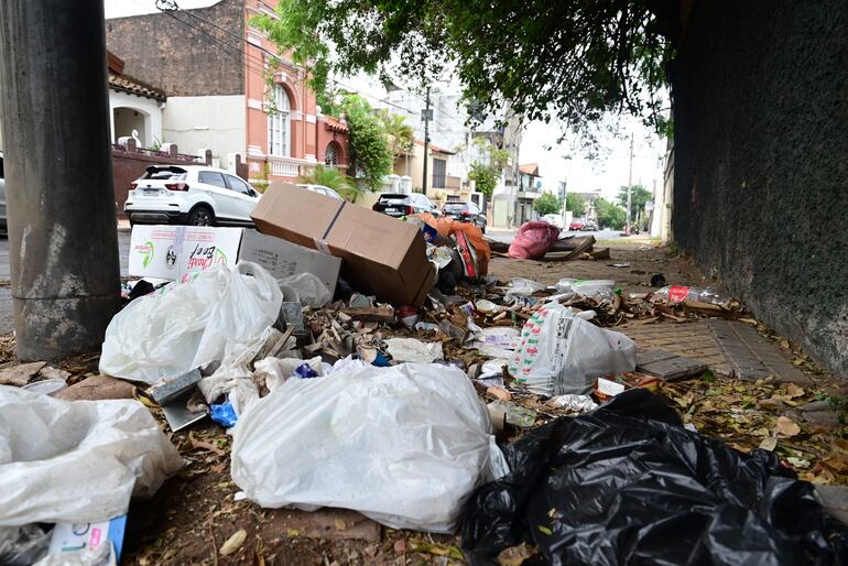 El pésimo servicio de recolección de basura es uno de los principales factores de estado de abandono del centro histórico de Asunción.