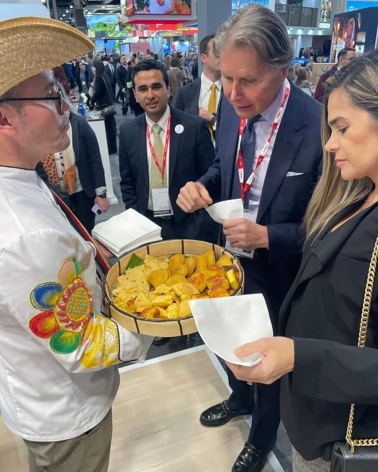 Los asistentes a FITUR 2024, celebrada en Madrid, España, degustaron comidas típicas paraguayas.