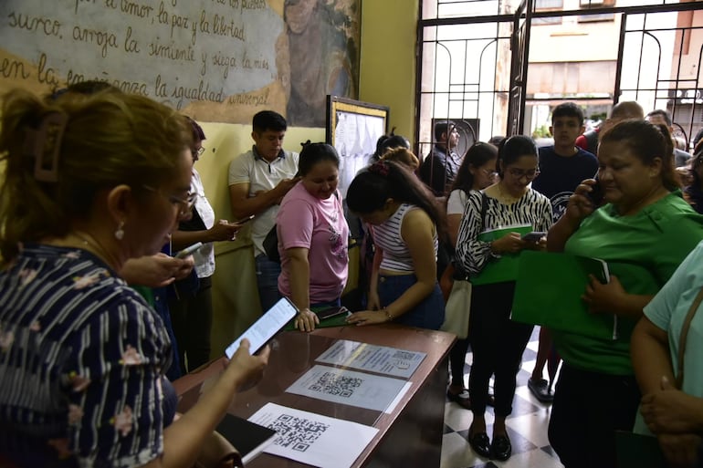 Una larga fila de familias para inscribir a sus hijos se registró hoy en el Colegio Nacional Asunción Escalada, de Asunción