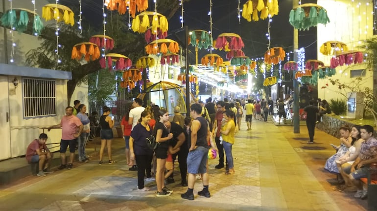 El Paseo Bicentenario de la ciudad recibe miles de visita durante la noche por el atractivo de decorados que luce.