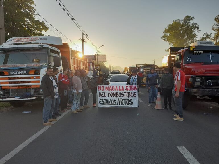 Camioneros advierten que si el Gobierno no les brinda un reajuste en el precio del combustible, el lunes comenzarán las medidas de fuerza.